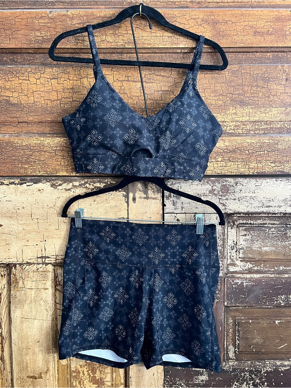 JoyLab Matching Activewear Set | Sports Bra/Biker Shorts | Black Geometric Sz Lg - Picture 2 of 3